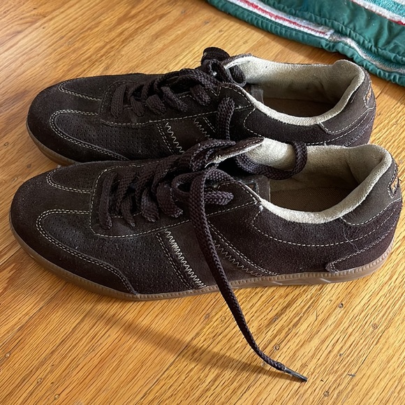 Brown mens causal shoes. Perry Ellis size 9. - Picture 2 of 3